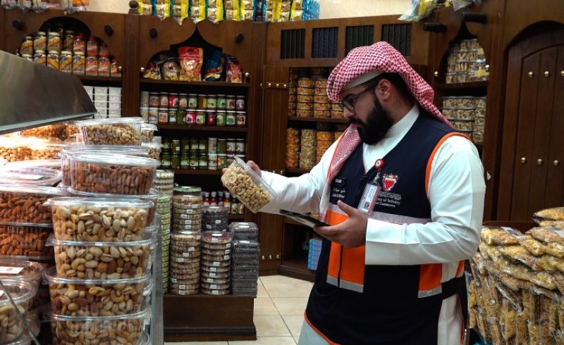 مع قرب حلول عيد الفطر المبارك.. وزارة الصناعة والتجارة تكثف حملاتها الرقابية على الأسواق التجارية