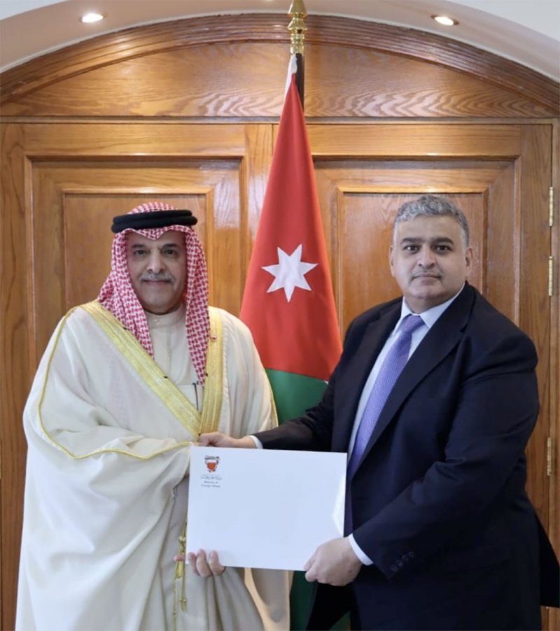 أمين عام وزارة الخارجية وشؤون المغتربين بالمملكة الأردنية الهاشمية يتسلم نسخة من أوراق اعتماد سفير مملكة البحرين المعين في عمّان