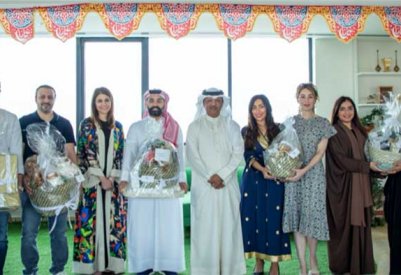 موظفو شركة نسيج يشاركون في إعداد سلال عيد الفطر للأسر البحرينية