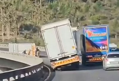 بالفيديو: لحظة مرعبة.. رياح قوية تلقي بشاحنة من فوق جسر