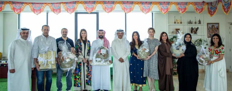 موظفو شركة نسيج يشاركون في إعداد سلال عيد الفطر للأسر البحرينية