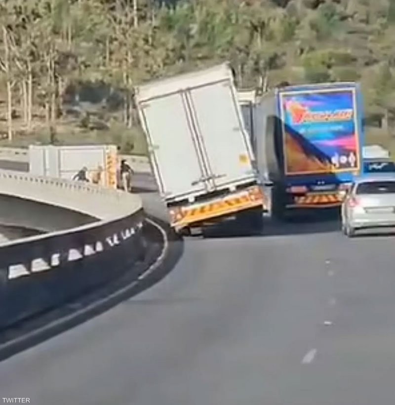 بالفيديو: لحظة مرعبة.. رياح قوية تلقي بشاحنة من فوق جسر