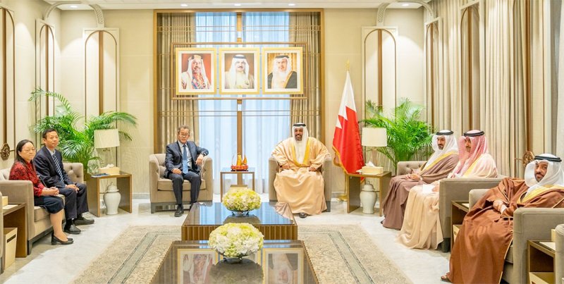 معالي وزير المالية والاقتصاد الوطني يستقبل سفير جمهورية الصين الشعبية لدى مملكة البحرين