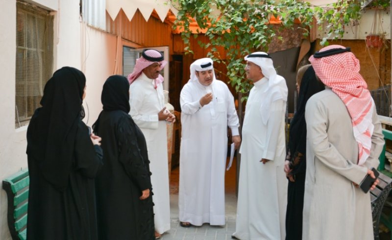 محافظ الشمالية يطلع على أحد المنازل المستفيدة من مشروع "بيوت" الخيري في الشاخورة