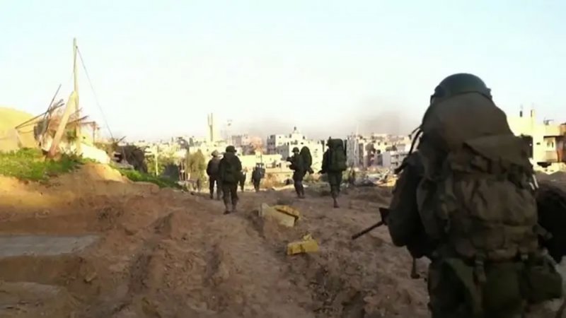 هآرتس تفضح "لعبة" إسرائيل السرية وراء سحب قواتها من جنوب غزة
