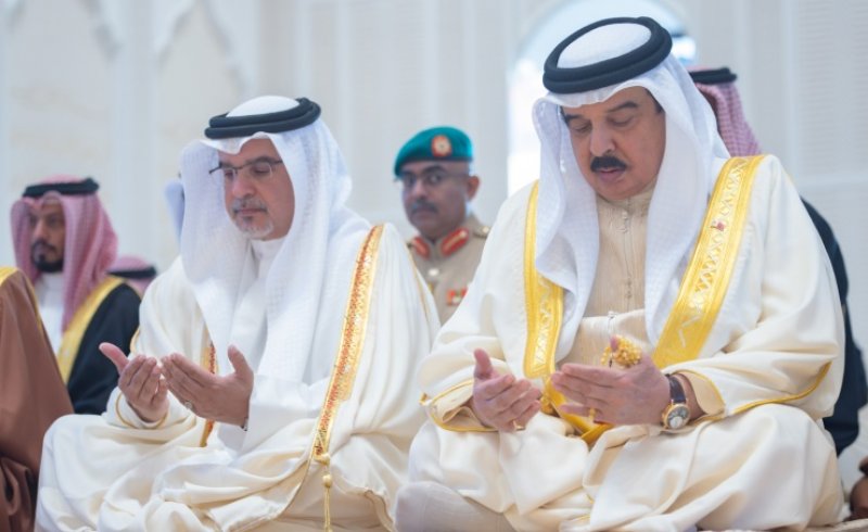 جلالة الملك المعظم يؤدي صلاة عيد الفطر المبارك