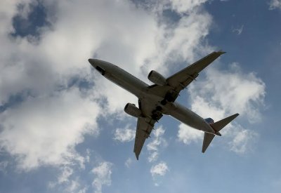 إلغاء رحلات وتعديل المسارات.. هجوم إيران يربك شركات الطيران