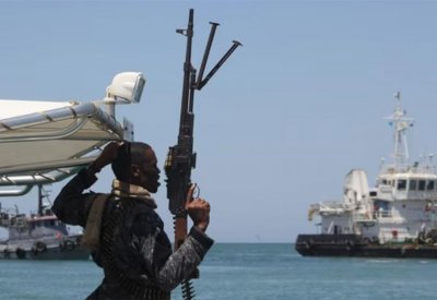 قراصنة صوماليون يفرجون عن سفينة مقابل 5 ملايين دولار