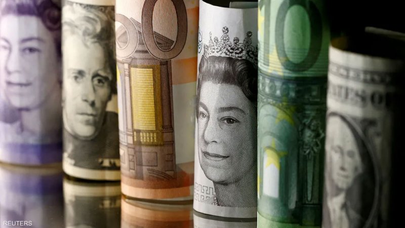 الدولار يتمسك بمكاسبه والين يهبط مع تراجع رهانات خفض الفائدة