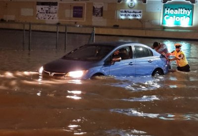بالصور: جانب من جهود إدارات "الداخلية" أثناء التعامل مع تداعيات الأمطار الغزيرة التي شهدتها المملكة