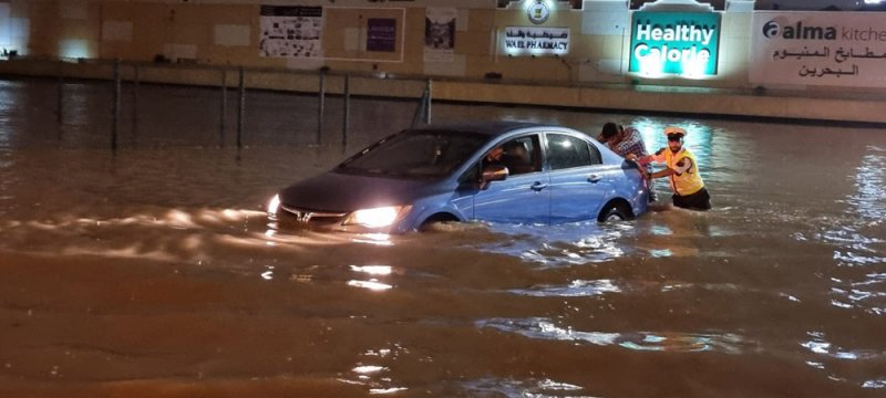 بالصور: جانب من جهود إدارات "الداخلية" أثناء التعامل مع تداعيات الأمطار الغزيرة التي شهدتها المملكة