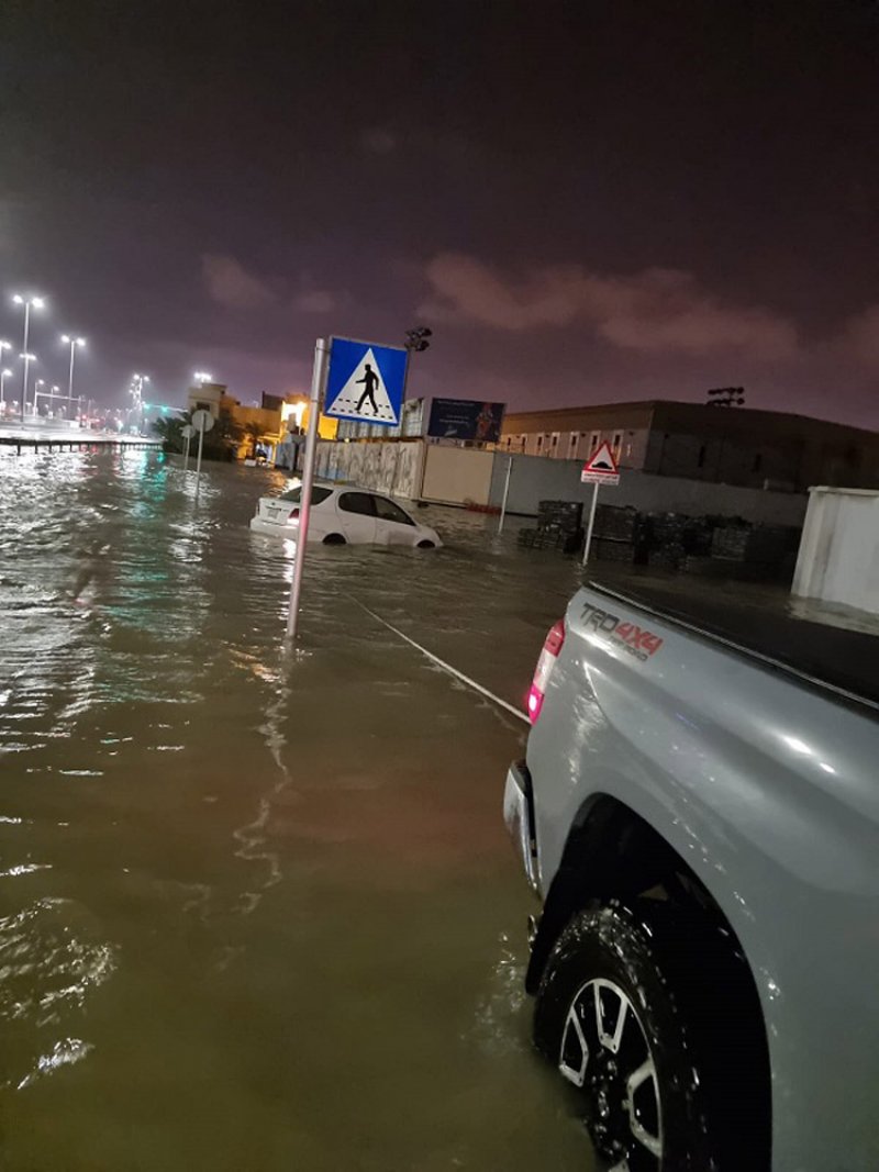 “حبال الفزعة” تنقذ عشرات السيارات من الغرق