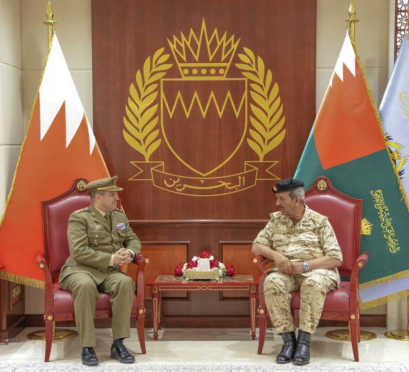 القائد العام لقوة دفاع البحرين يستقبل الملحق العسكري الإسباني