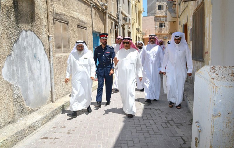 محافظ المحرق يواصل زياراته التفقدية للمنازل المتضررة بسبب الأحوال الجوية والأمطار الاستثنائية