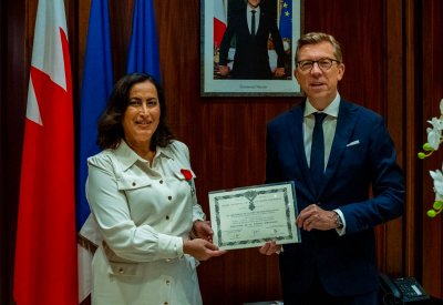 الرئيس التنفيذي للمستشفيات الحكومية تتسلم "وسام فارس جوقة الشرف المرموق" من السفير الفرنسي