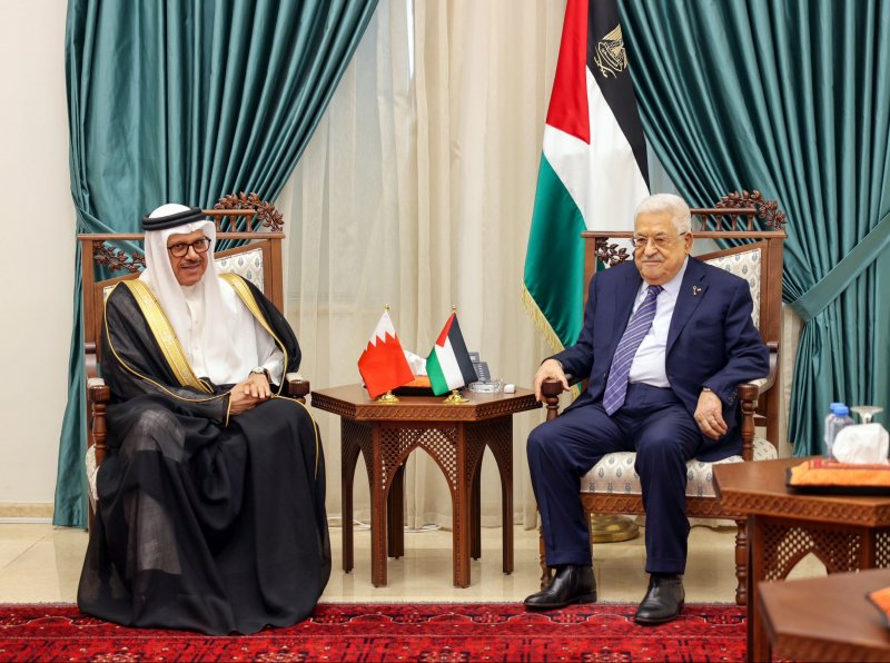 وزير الخارجية يقوم بزيارة لرام الله ويسلم الرئيس الفلسطيني رسالة خطية من جلالة الملك