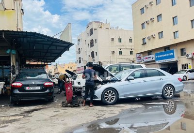 الكراجات تتربح على ظهور السيارات في الأمطار: مكاسب تصل إلى 4 آلاف دينار