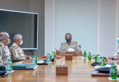 القائد العام لقوة دفاع البحرين يجتمع مع عدد من كبار ضباط قوة دفاع البحرين