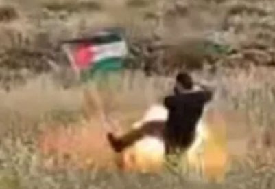 بالفيديو: "مفاجأة منفجرة" لجندي إسرائيلي ركل علم فلسطين
