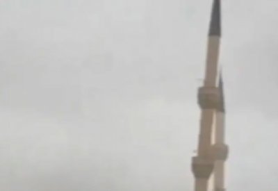 بالفيديو: مئذنة تتهاوى وتنهار وسط الرياح.. كاميرا التقطت لحظة السقوط