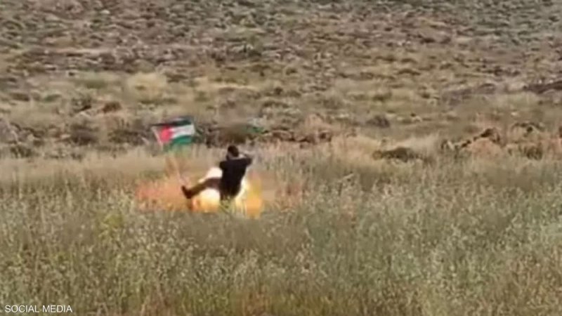 بالفيديو: "مفاجأة منفجرة" لجندي إسرائيلي ركل علم فلسطين