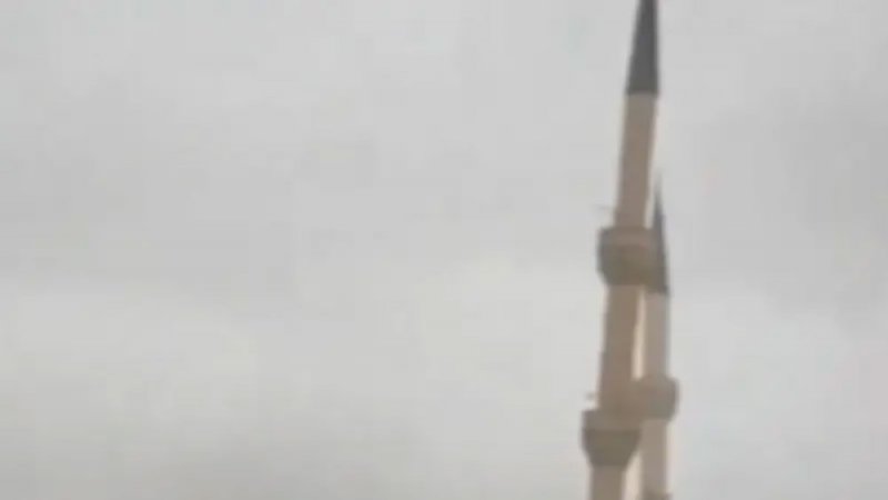 بالفيديو: مئذنة تتهاوى وتنهار وسط الرياح.. كاميرا التقطت لحظة السقوط