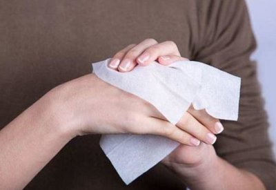بريطانيا تعتزم حظر المناديل المبللة التي تحتوي على البلاستيك