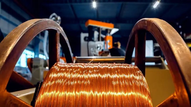 النحاس يقترب من 10000 دولار مع رهان المستثمرين على ارتفاع الطلب العالمي