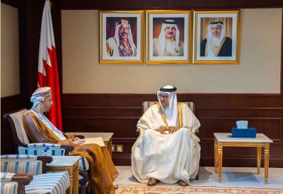 وزير الخارجية يستقبل سفير سلطنة عمان لدى مملكة البحرين