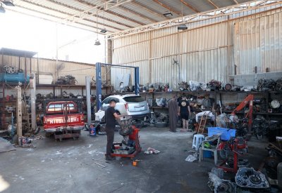 شح لبطاريات وقطع كهرباء السيارات