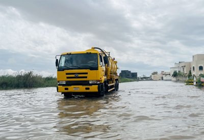 استمرار عمل شفط وتفريغ مياه الأمطار بالسواحل