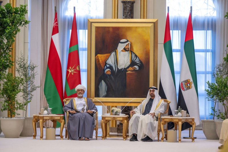 عُمان و الإمارات يؤكدان تعزيز التنسيق بما يخدم المصالح المشتركة ويقوي دعائم الاستقرار والأمن بالمنطقة