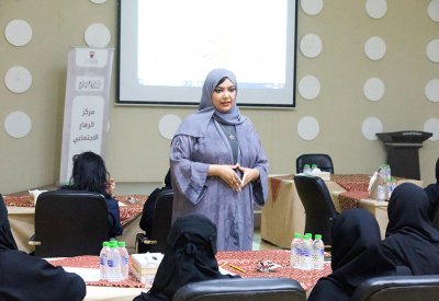 رئيس مجموعة البحث الاجتماعي تقدم محاضرة حول العنف الأسري ضد الطفل