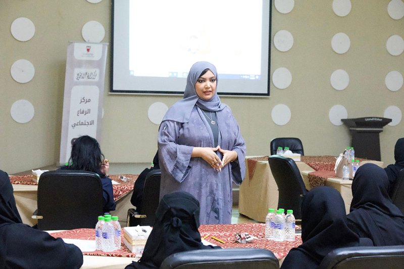 رئيس مجموعة البحث الاجتماعي تقدم محاضرة حول العنف الأسري ضد الطفل