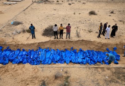 المقابر الجماعية في غزة.. ماذا نعرف عنها حتى الآن؟