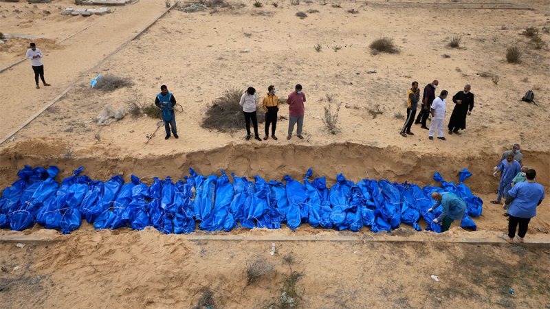 المقابر الجماعية في غزة.. ماذا نعرف عنها حتى الآن؟