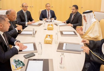 وزير الخارجية يجتمع مع وزير الخارجية في جمهورية مصر العربية