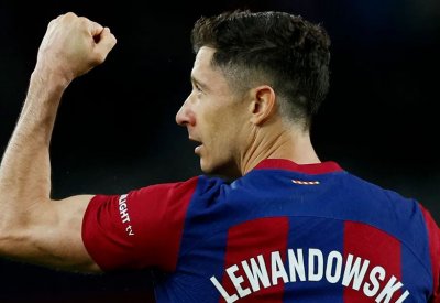 ليفاندوفسكي يحسم موقفه من الرحيل عن برشلونة