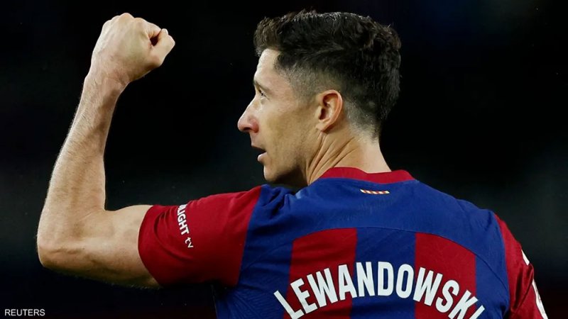 ليفاندوفسكي يحسم موقفه من الرحيل عن برشلونة