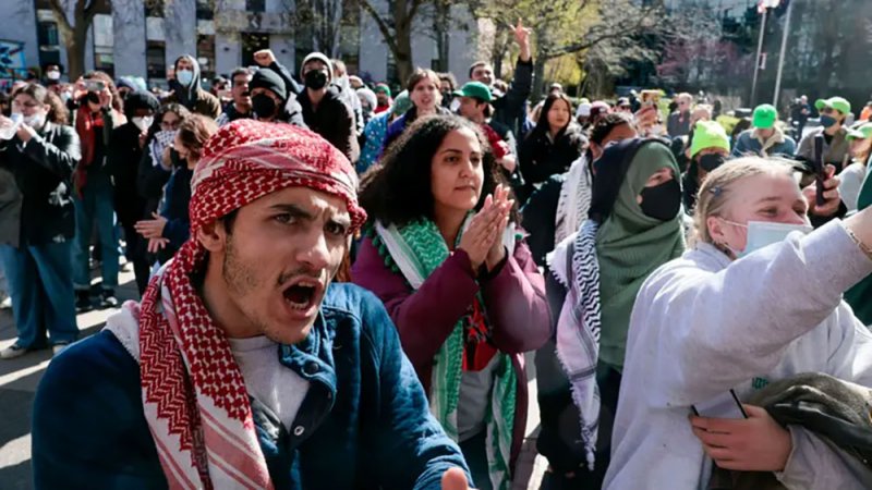 جامعة كولومبيا تغلي.. طلاب حطموا النوافذ مذكّرين بحرب فيتنام