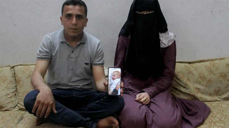 قصة يحيى.. حرب غزة تفرق بين رضيع فلسطيني ووالديه