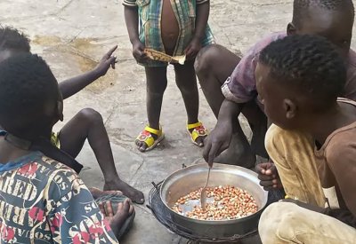 بعدما عز الطعام.. سودانيون يقتاتون على التراب وأوراق الشجر