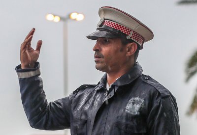 بالصور: إدارات وزارة الداخلية تكثف جهودها للتعامل مع تداعيات الأمطار