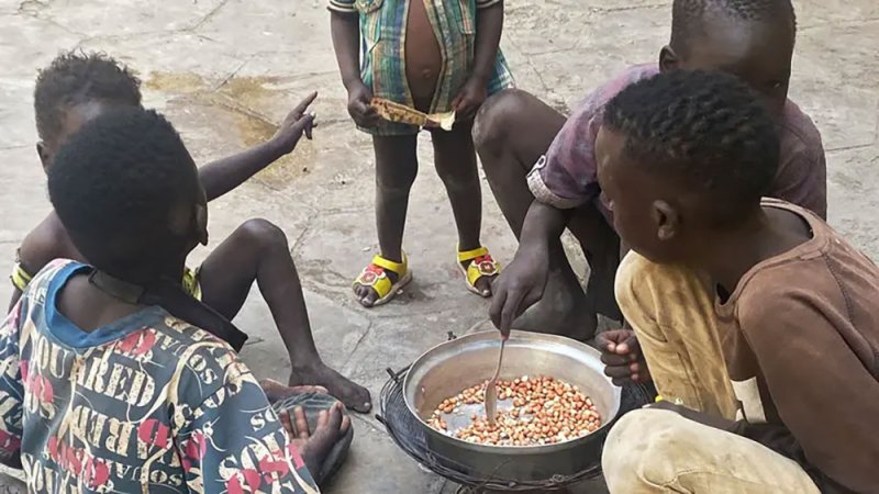 بعدما عز الطعام.. سودانيون يقتاتون على التراب وأوراق الشجر