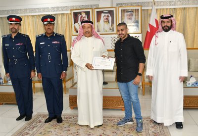مواطن يعثر على مبلغ مالي ويسلمه للشرطة ومحافظ المحرق يكرمه