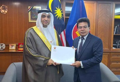 مدير إدارة المراسم بوزارة خارجية ماليزيا يتسلم نسخة من أوراق اعتماد سفير مملكة البحرين المعين لدى ماليزيا