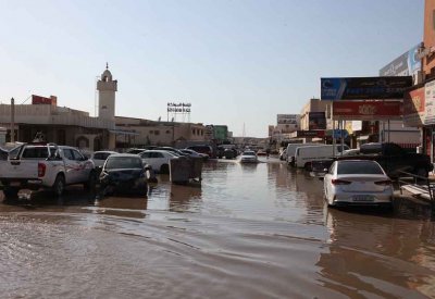 الوحل والمياه الآسنة تحاصر الملاعب والساحات الشعبية