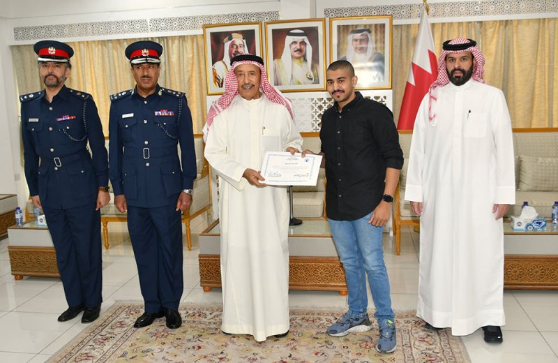 مواطن يعثر على مبلغ مالي ويسلمه للشرطة ومحافظ المحرق يكرمه