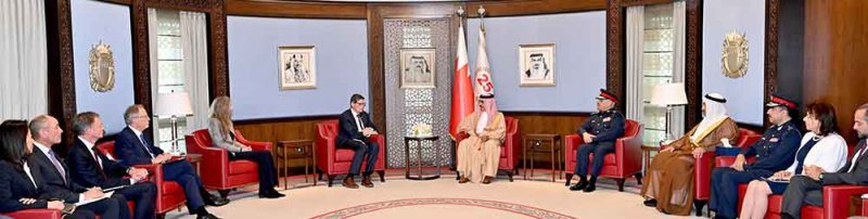 وزير الداخلية يبحث مع وفد معهد الشرق الأوسط بالولايات المتحدة التحديات المتعلقة بالأداء الشرطي ويشيد بدور المؤسسات البحثية في تعزيز السلام العالمي