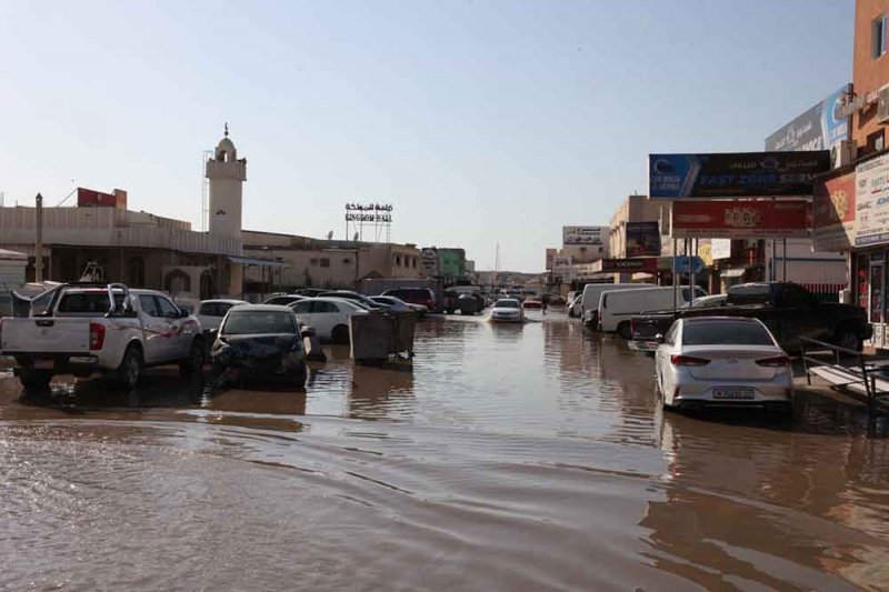 الوحل والمياه الآسنة تحاصر الملاعب والساحات الشعبية